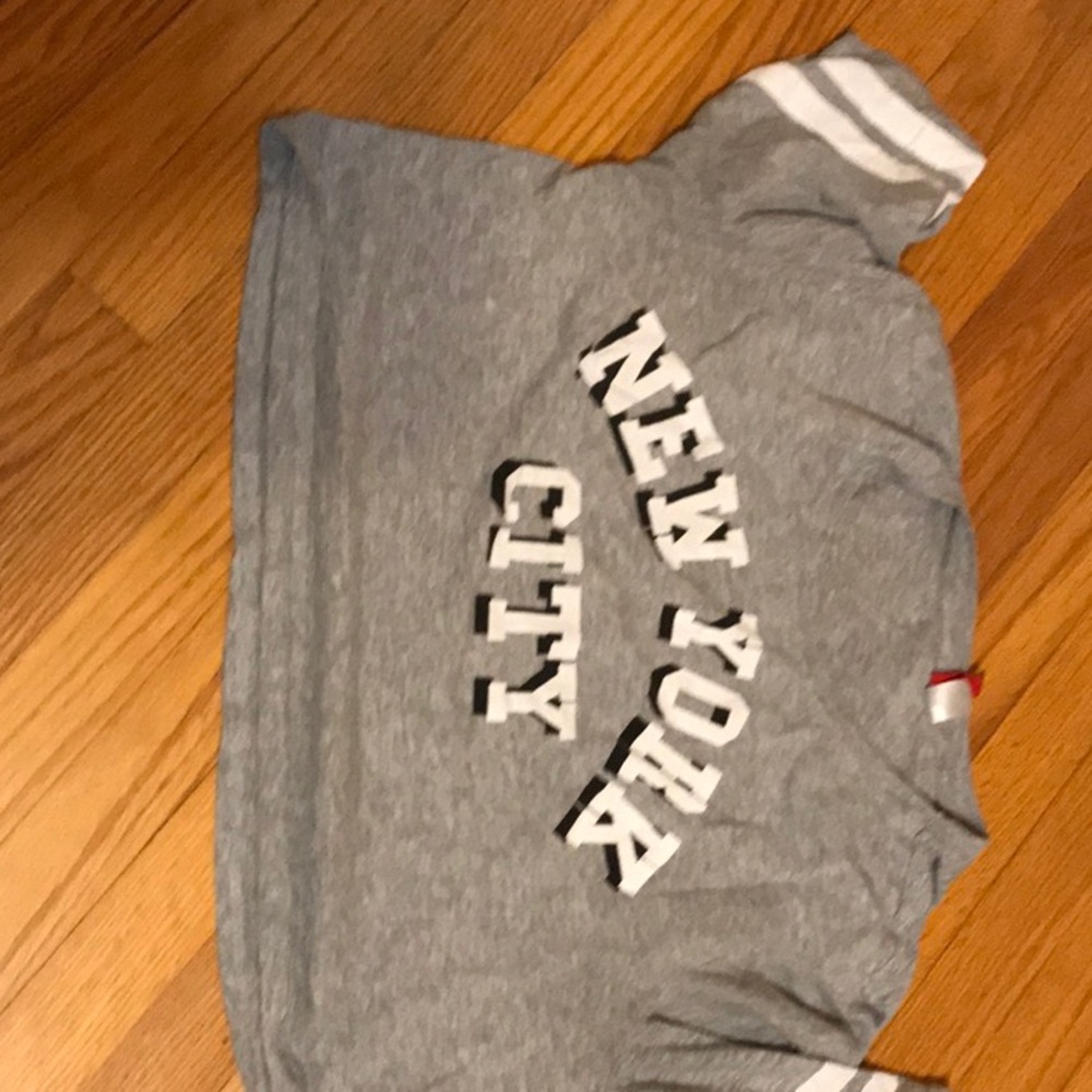 Grey NY tee crop